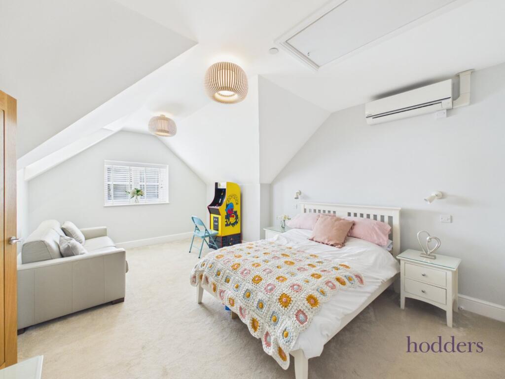 House in Runnymede, Addlestone - More