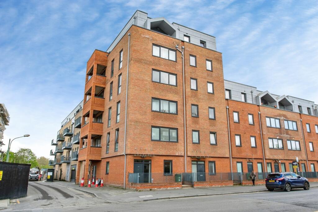 2-bed flat on Vauxhall Place, Dartford, Kent, DA1, £152,500