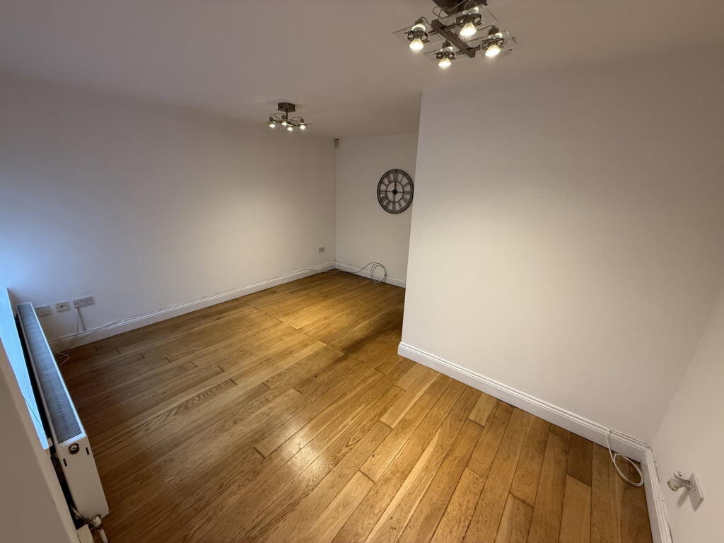 Apartment in Hertsmere, Hertfordshire - View 4