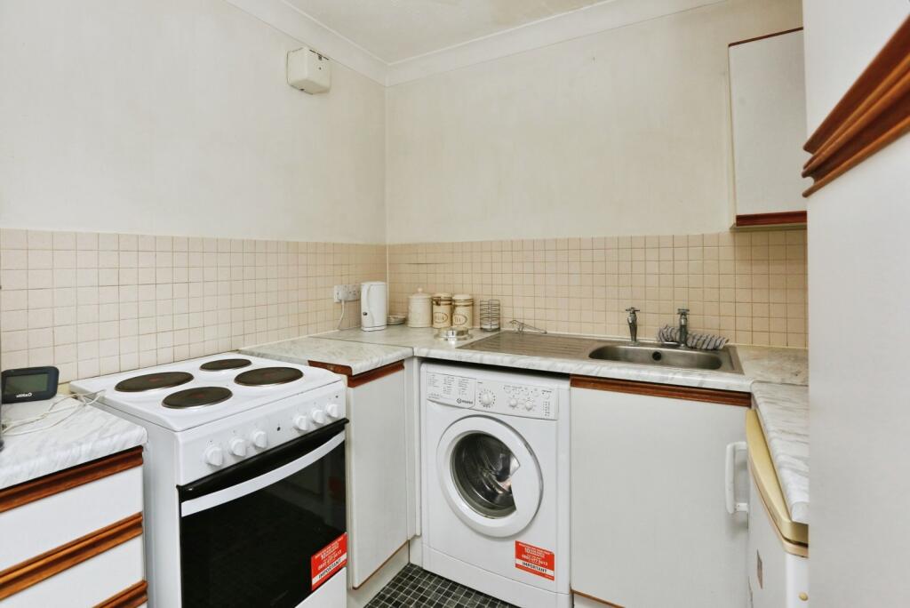 Apartment in Southampton, Freemantle - View 2