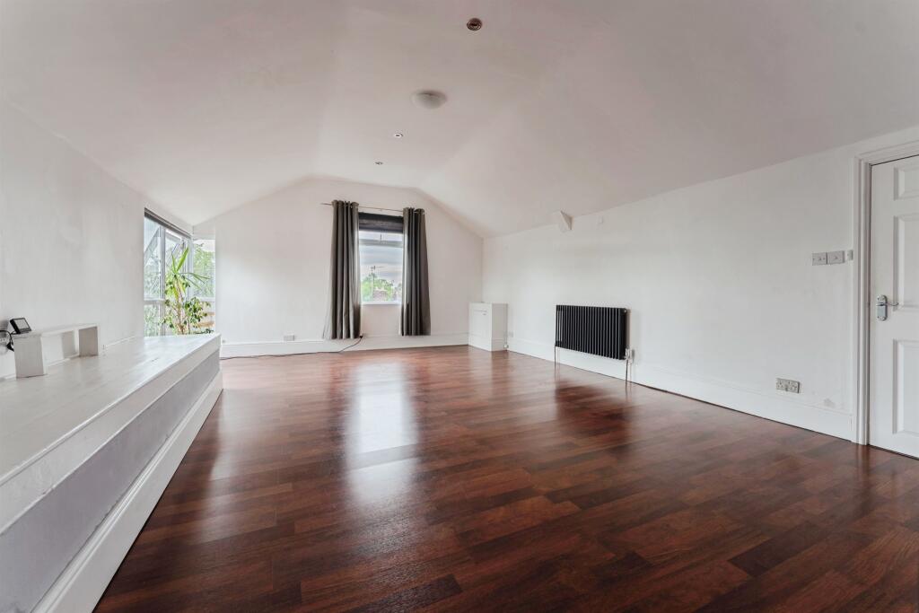 Apartment in Wirral, Liverpool City Region - View 2
