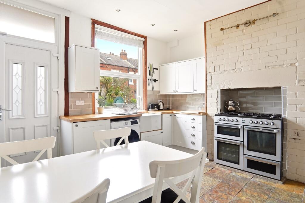 House in Leeds, Rothwell Haigh, Carlton - More