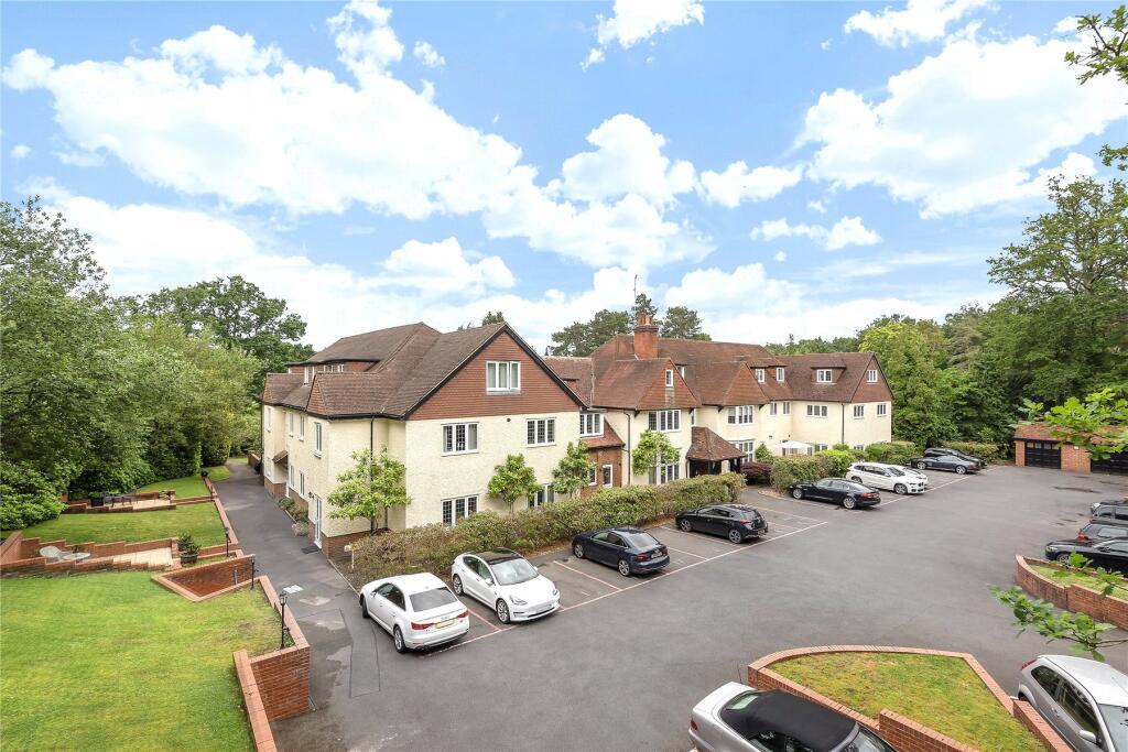 Apartment in Woking, Surrey