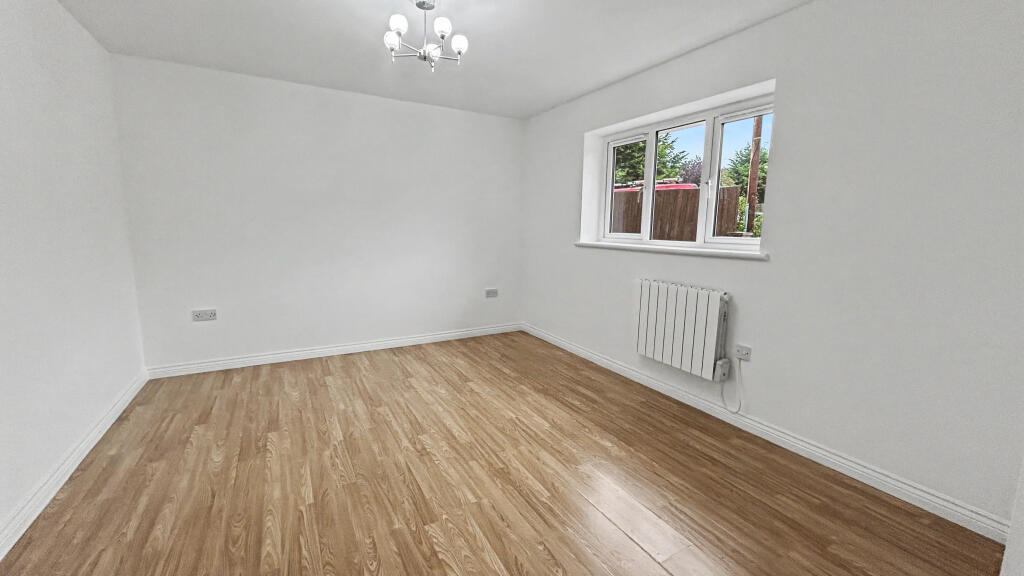 Hainault Close, Colchester, Essex photo 4