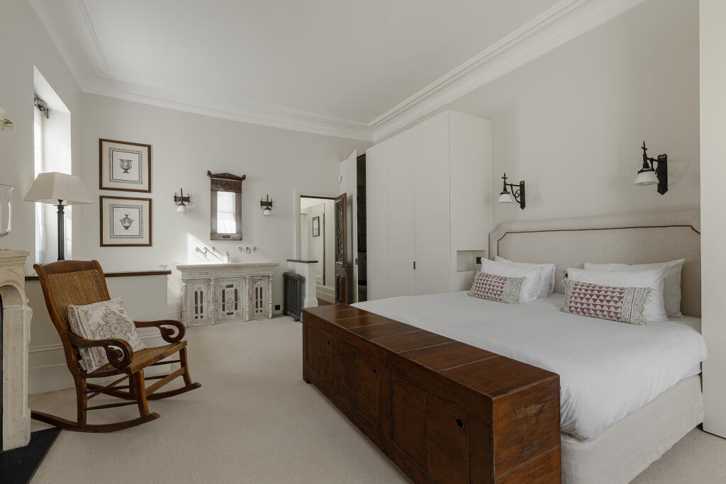 Apartment in London, Lot's Village, South Kensington - More