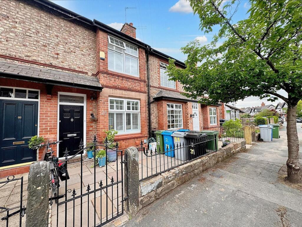 3 bedroom terraced house for sale in Appleton Road, Hale, WA15