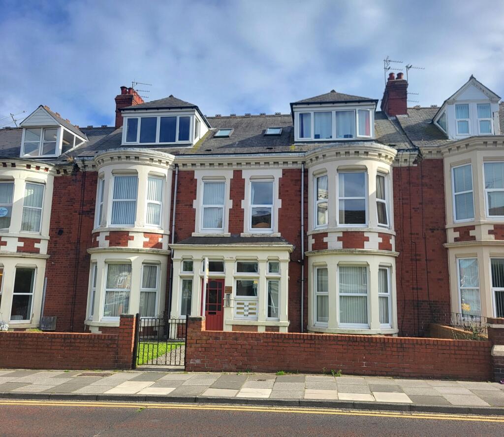 2-bed flat on Marine Avenue, Whitley Bay, NE26, £145,000