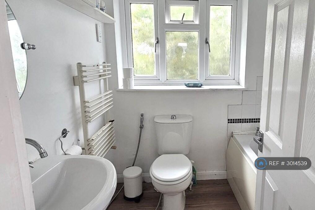 House in Rushcliffe, Nottinghamshire - More