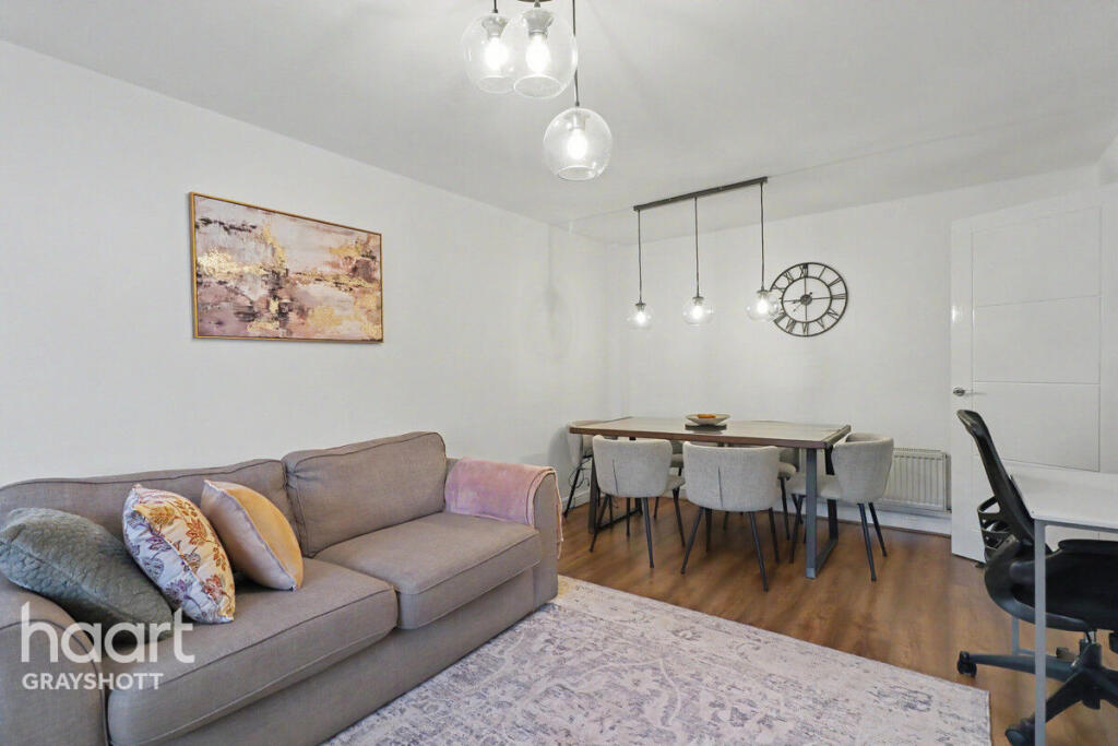 Apartment in East Hampshire, Grayshott - View 4