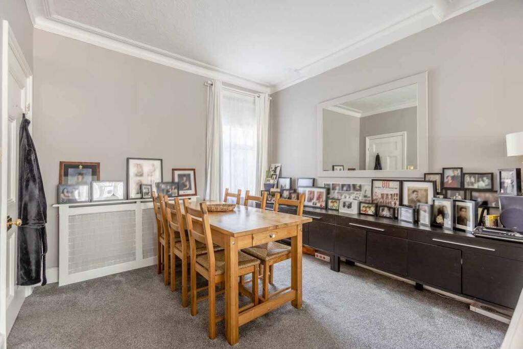 House in Slough - View 4