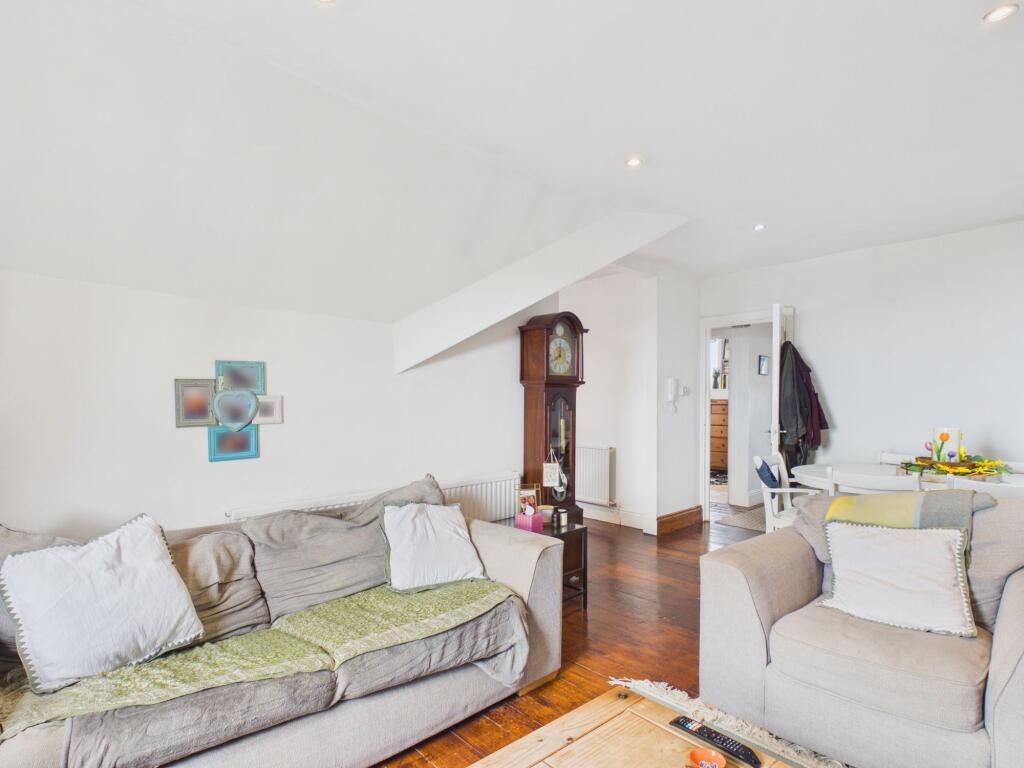 Apartment in Barry, The Knap - More