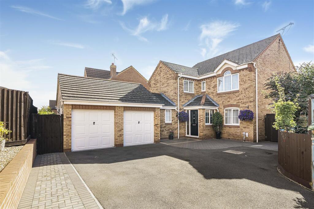 5-bed detached on Preston Drive, Daventry, NN11, £499,950