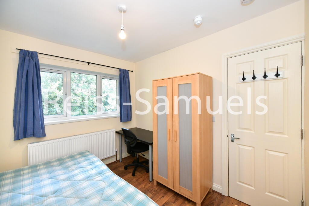 6 bedroom semi-detached house for rent