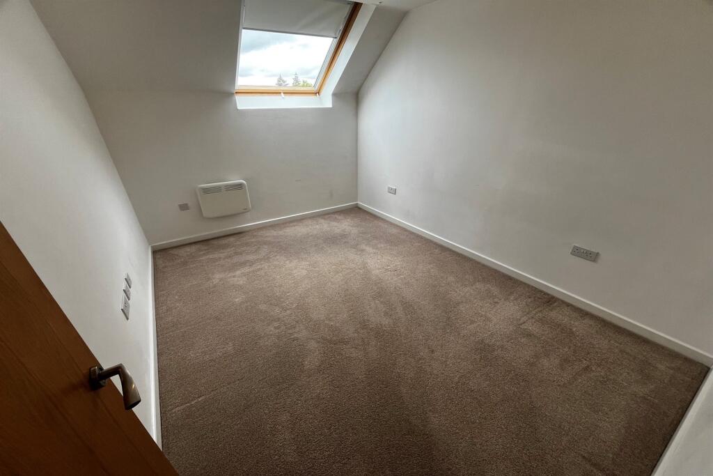 Apartment in Eastleigh, Peverells Wood, Chandler's Ford - More