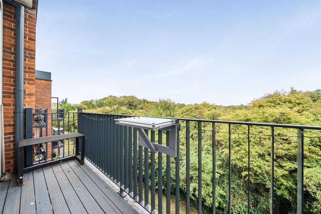 Apartment in Reading - View 4