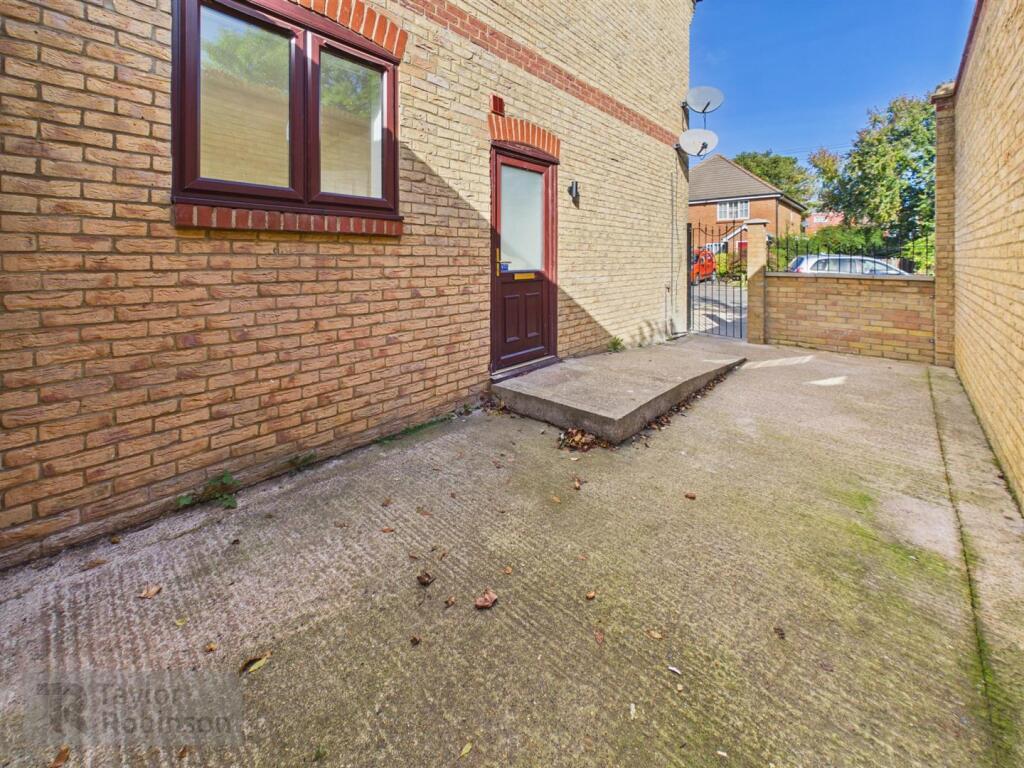 Apartment in Mole Valley, Dorking - More