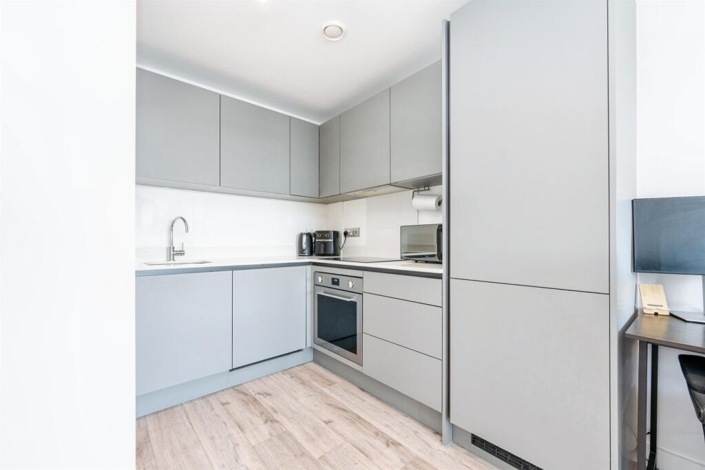 Apartment in Watford, Hertfordshire - View 5