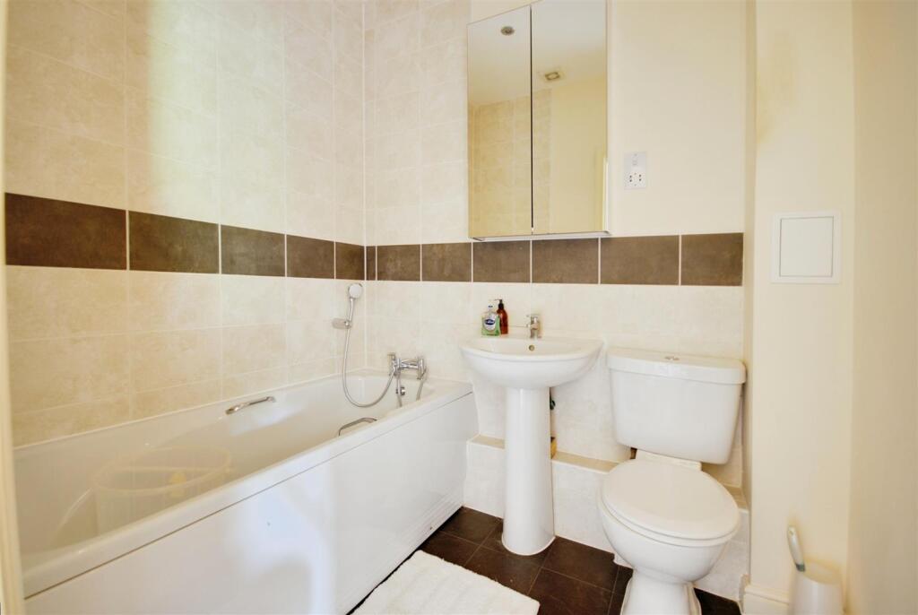 Apartment in Watford, Hertfordshire - View 4