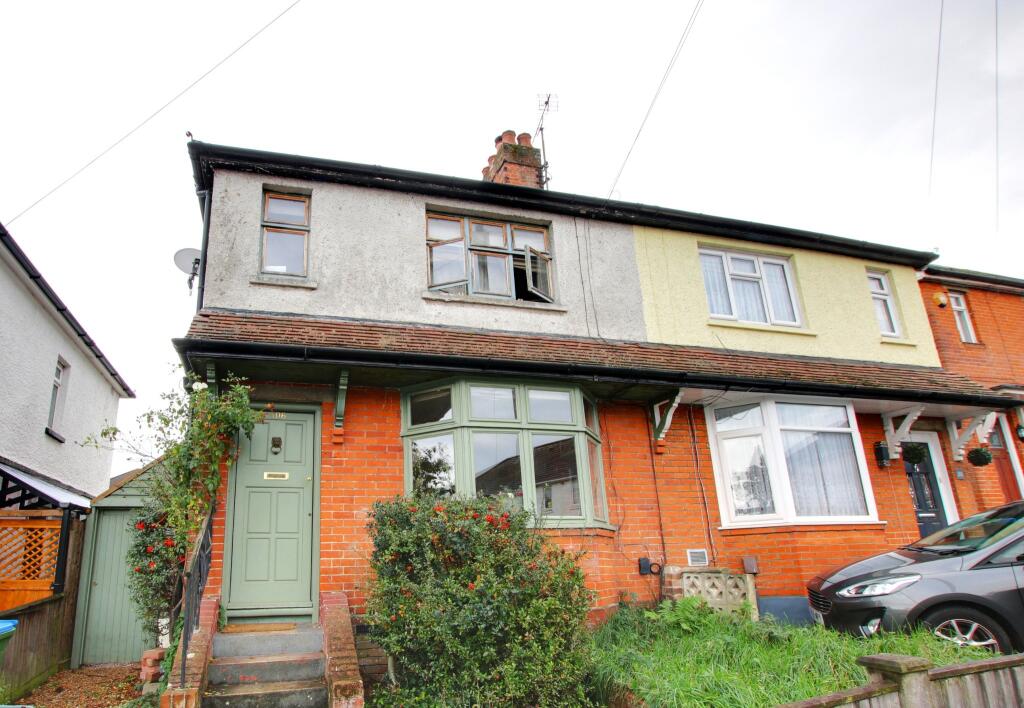 3-bed semi-detached on Bassett Green, Southampton, £275,000