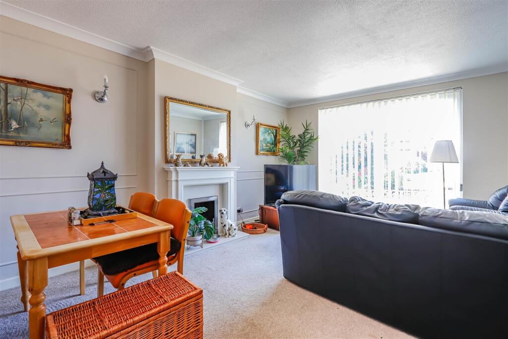 Nant Talwg Way, Barry photo 2
