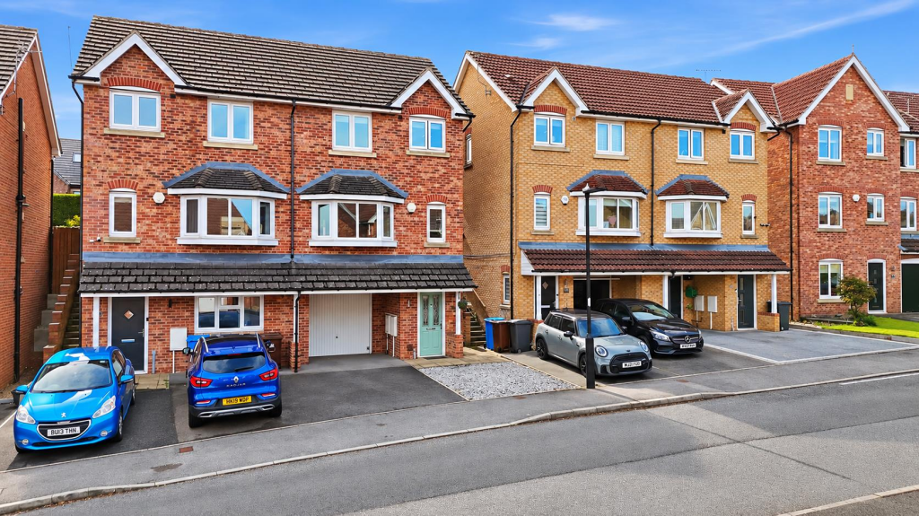 3-bed semi-detached on Ironstone Crescent, Chapeltown, Sheffield, £270,000