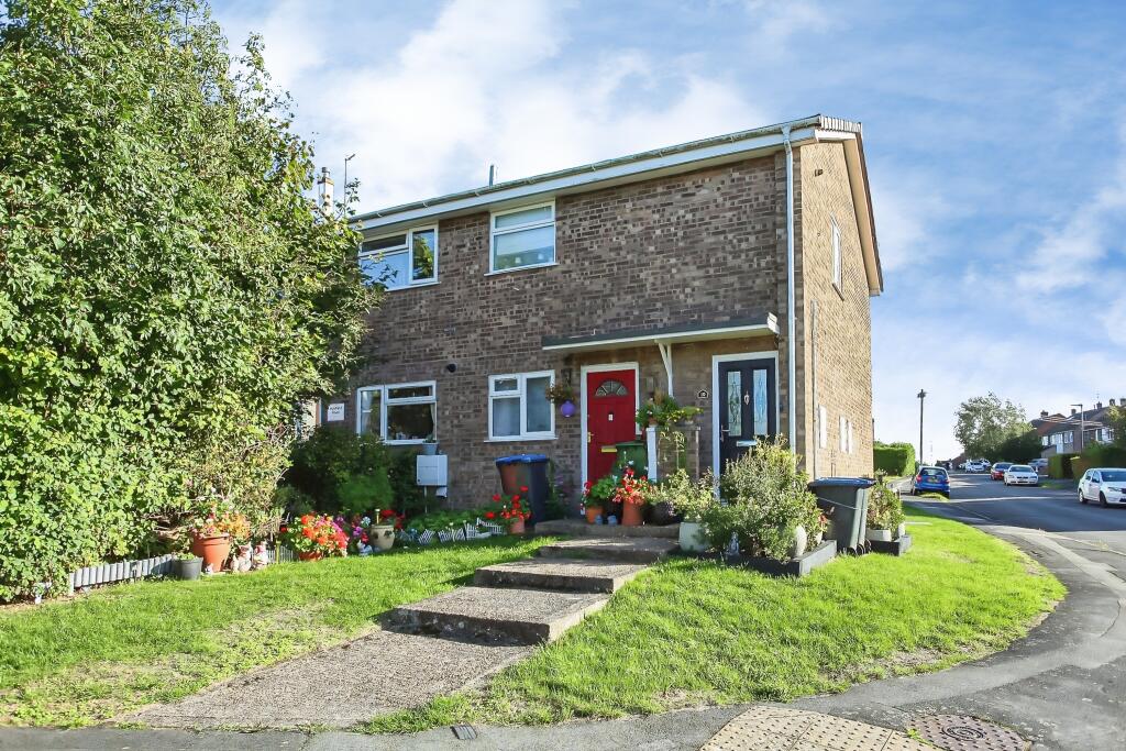 2-bed flat on Mayfield Road, Southam, CV47, £170,000
