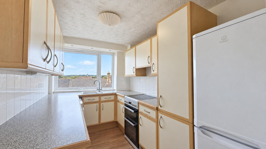 Apartment in London, Collier Row - View 5