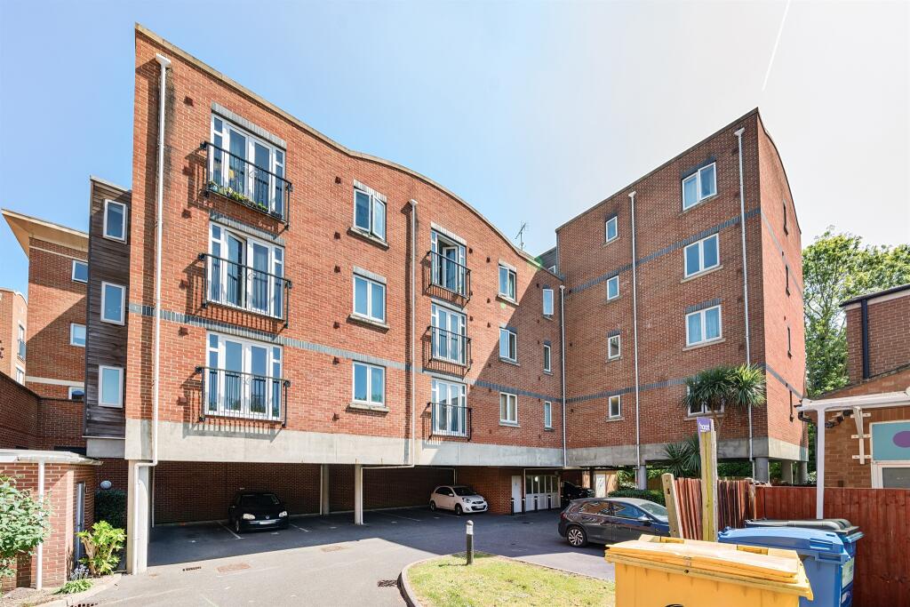 2-bed apartment on Grenfell Road, Maidenhead, £230,000