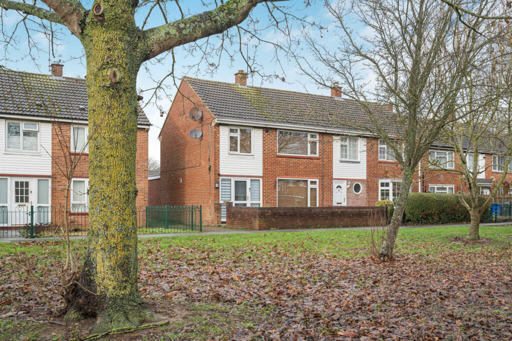 3-bed terraced on Ruskin Walk, Bicester, OX26, £325,000