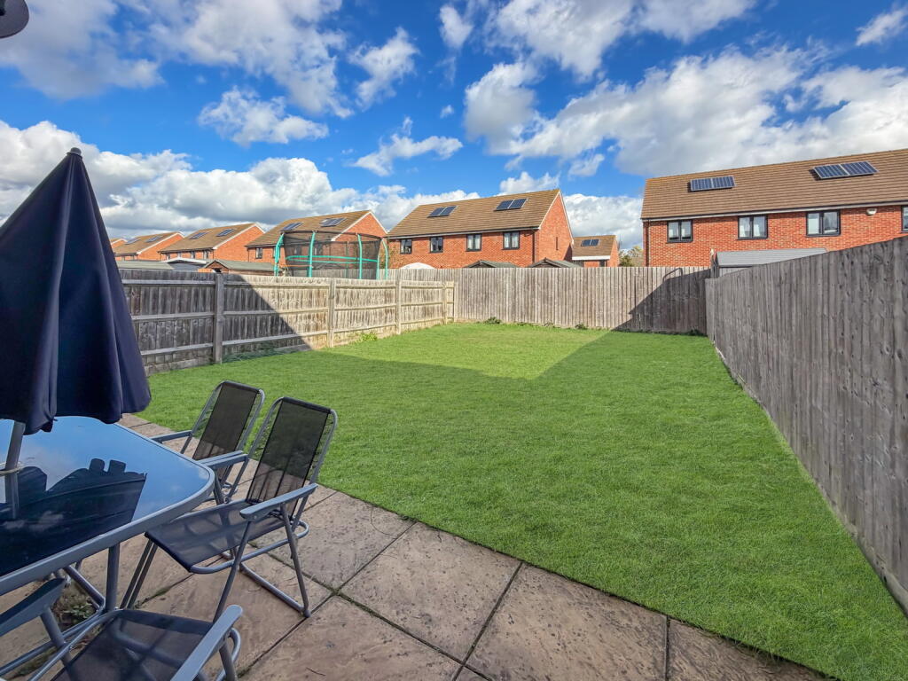 Sanderling Close, East Tilbury RM18 8FF photo 2