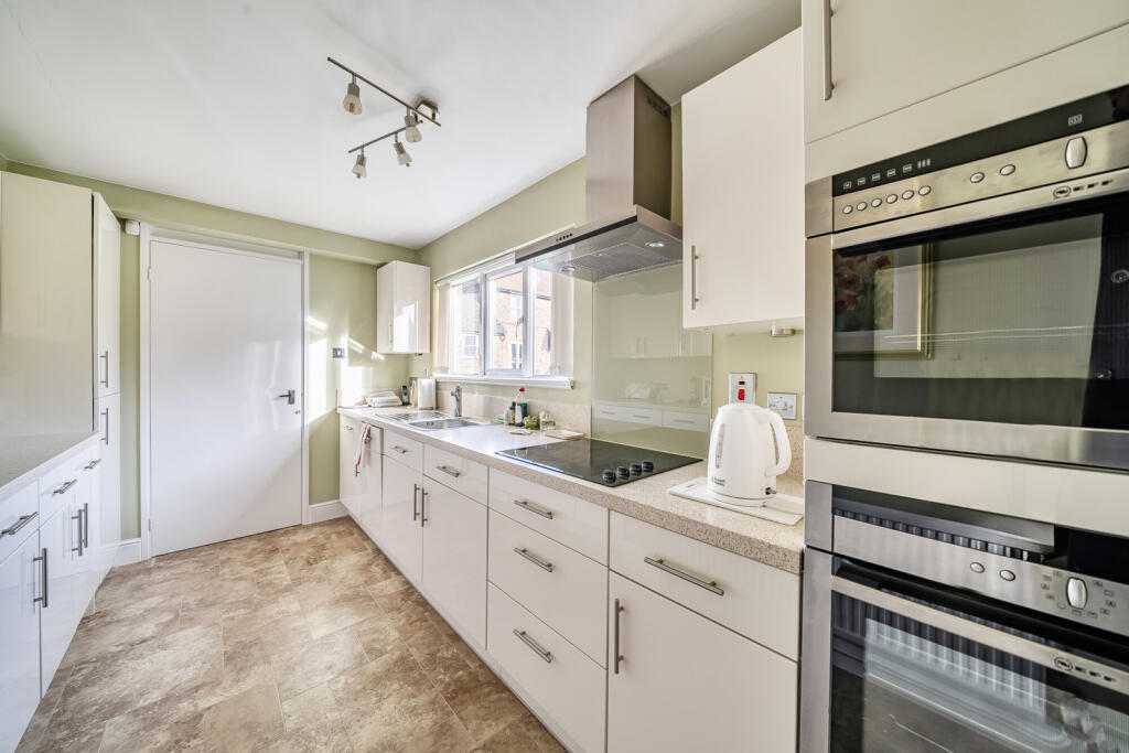 St. Catherines Farm Court, Ruislip – pohled 5