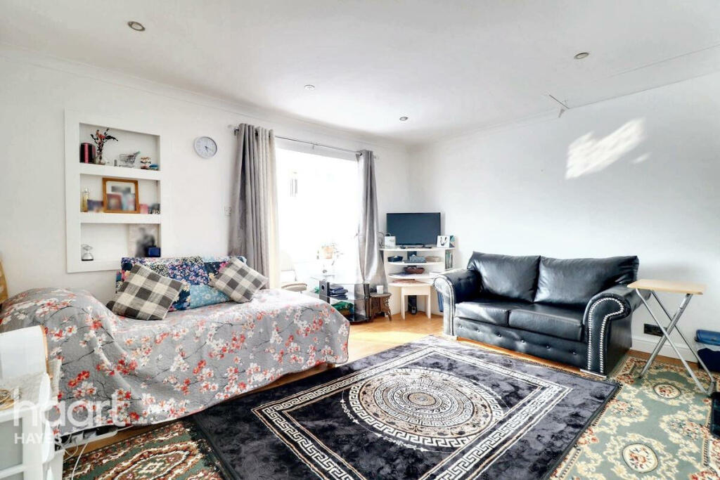 Studio flat on Helmsdale Close, Hayes, £155,000