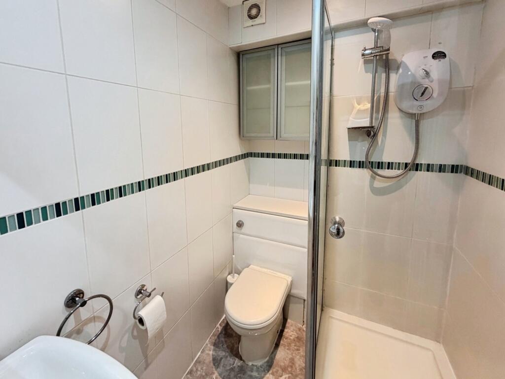 House in Kingston upon Thames - More