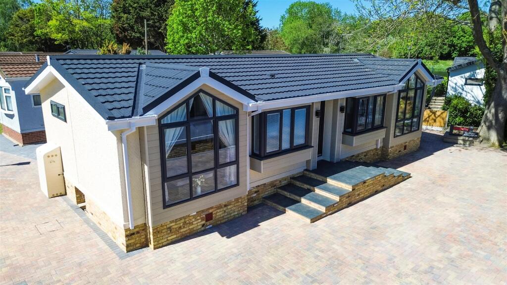 2-bed caravan on Willows Riverside Park, Windsor, £395,000