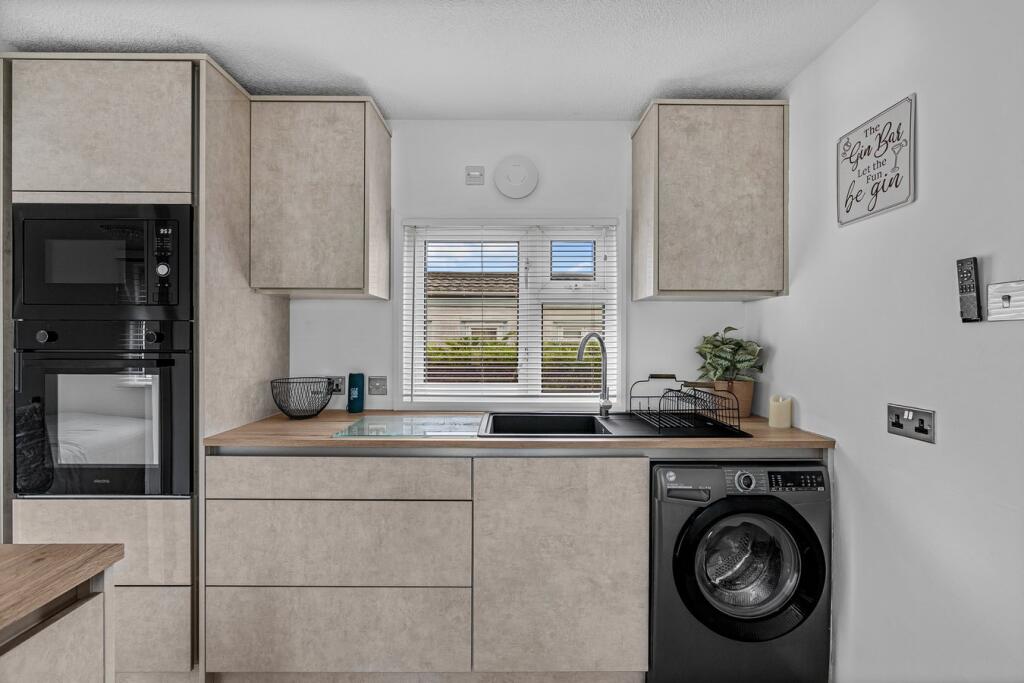 Penton Park, Chertsey, KT16 photo 4