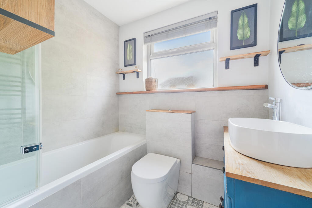 Apartment in London, Hook - More