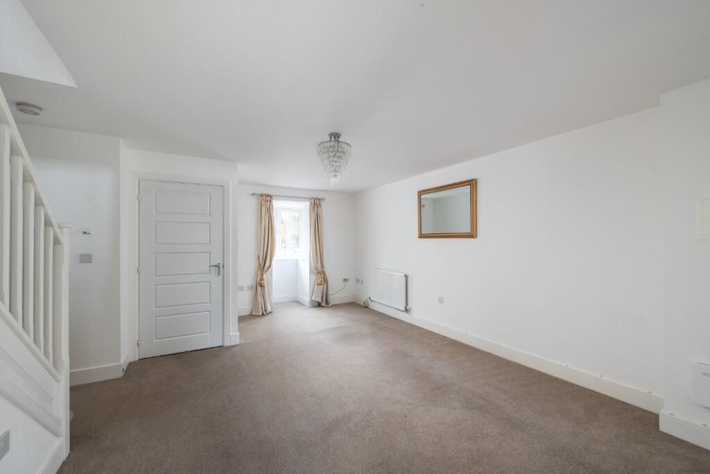 Horley, RH6  photo 2