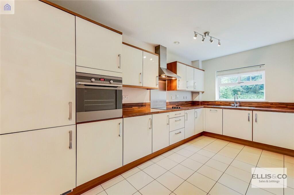 Golden Manor, London, W7 photo 3