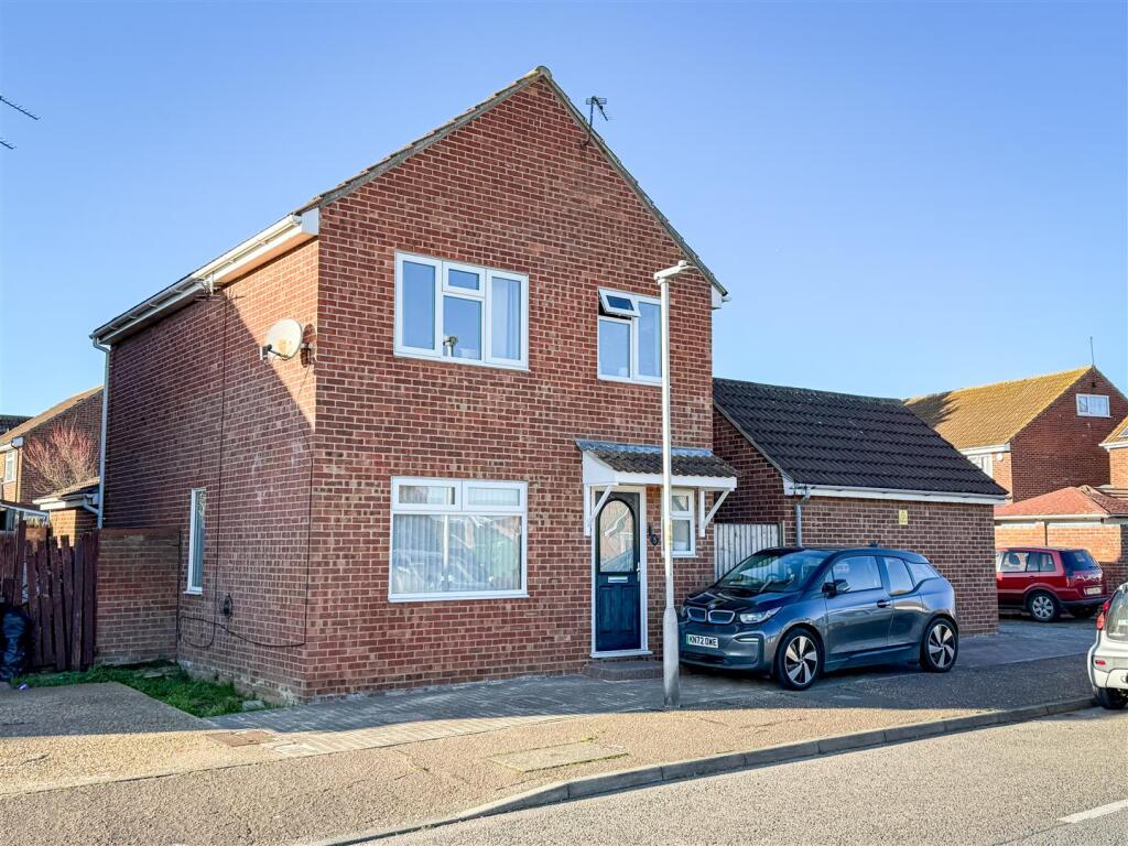 3-bed detached on Camellia Avenue, Clacton-On-Sea, Essex, £289,000