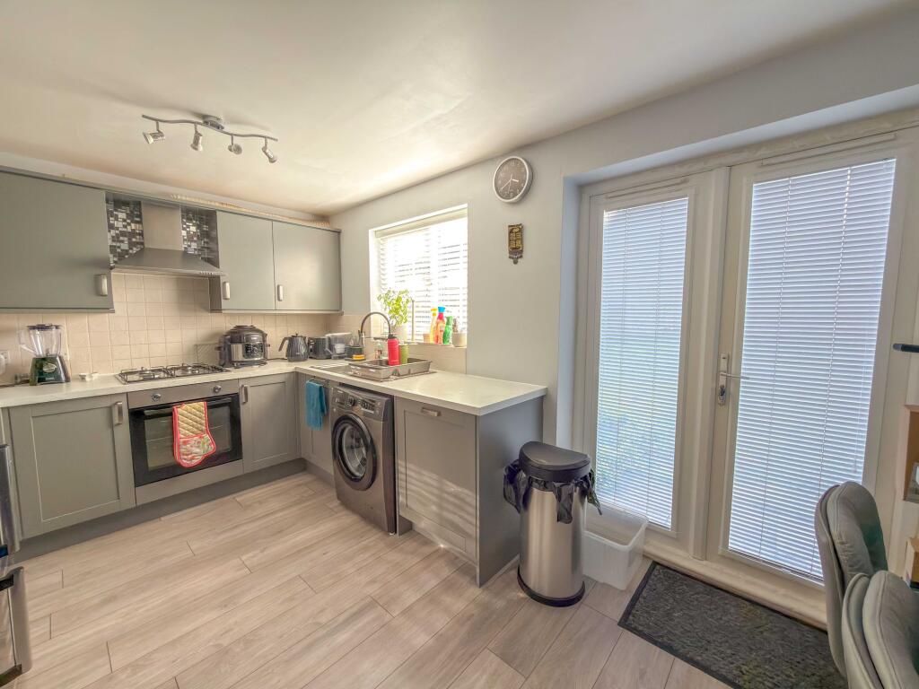 House in Nuneaton and Bedworth, Warwickshire - More