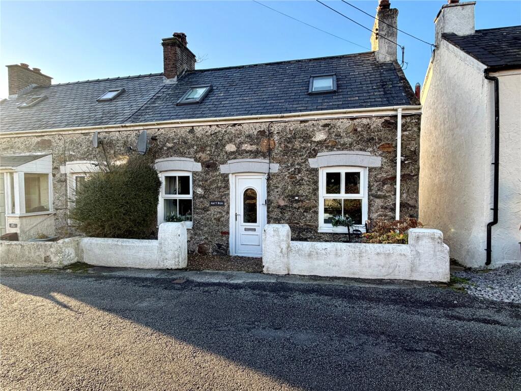 3-bed semi-detached on Carreglefn, Amlwch, Isle of Anglesey, LL68, £230,000