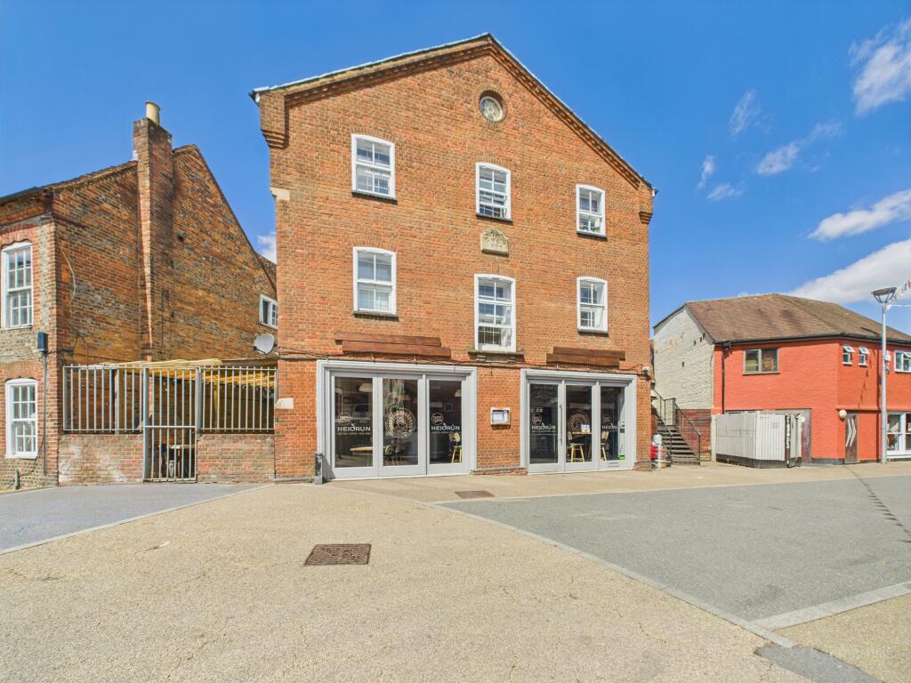 Main image of property: Flat 6, 14 Pauls Row, High Wycombe, Buckinghamshire, HP11 2HQ
