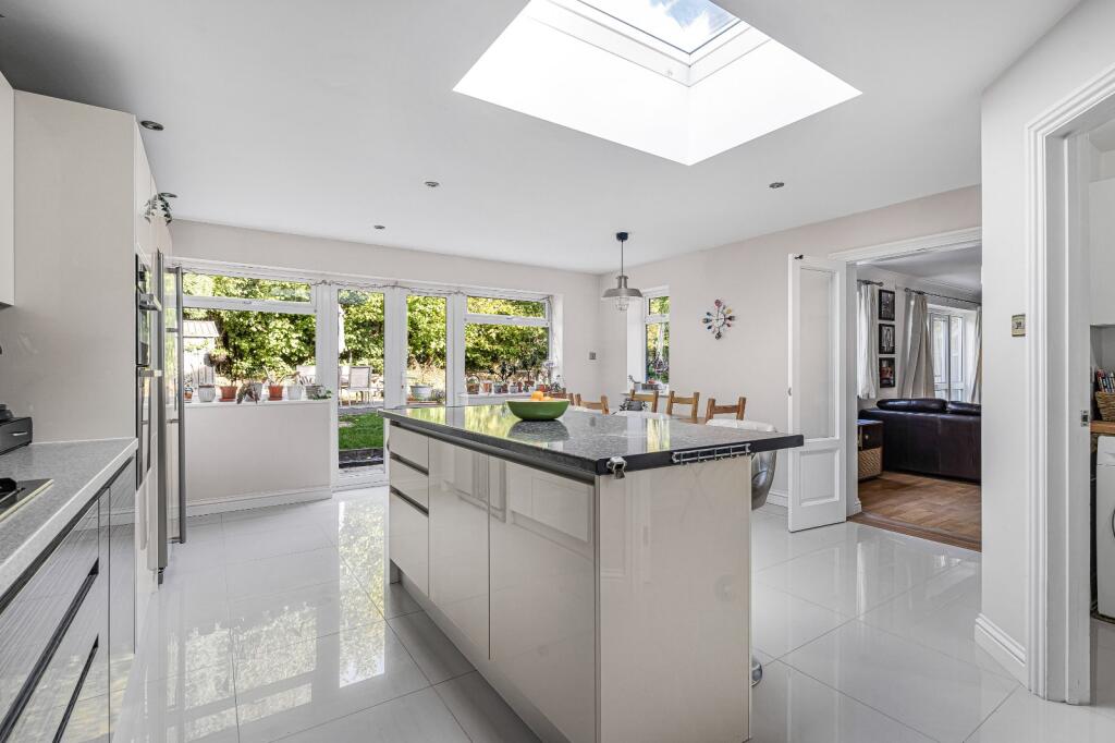 Hazelbank Close, Liphook, Hampshire photo 3