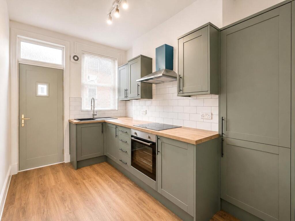Apartment in Leeds, Harehills Corner, Harehills - View 2