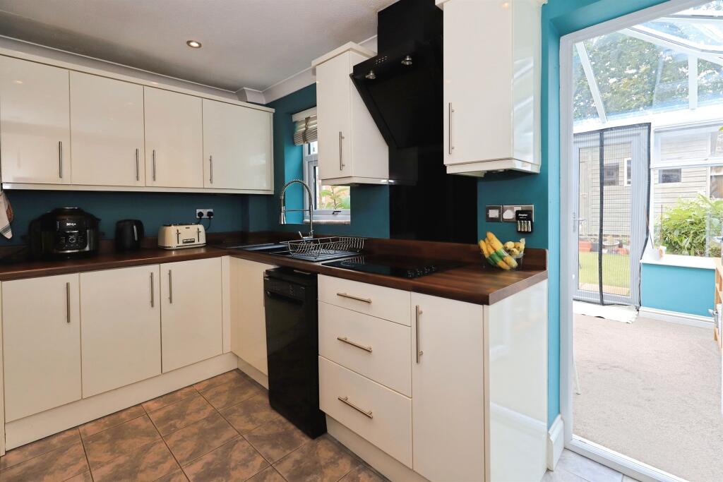 House in Dudley, Roseville - More