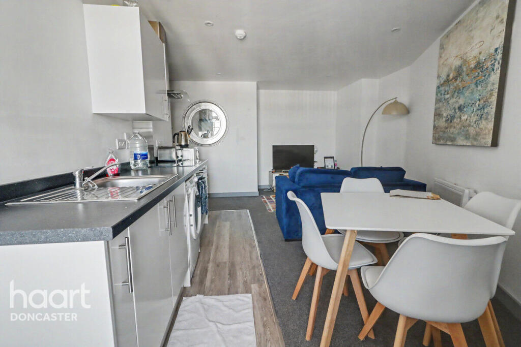 Apartment in Doncaster, City Centre, Hyde Park - More