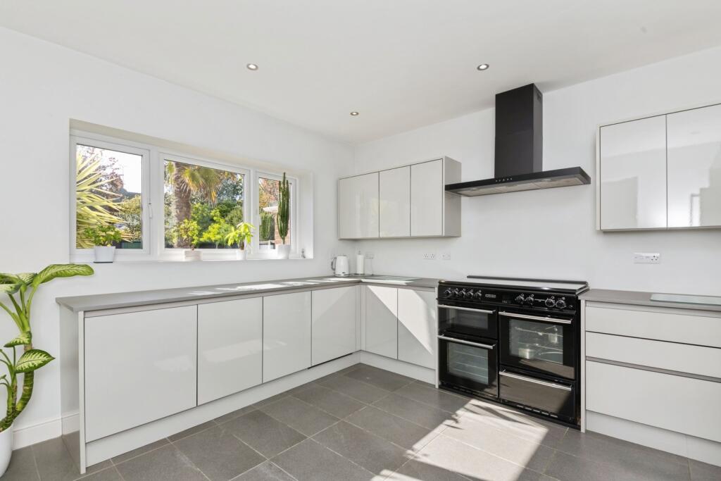 Albany Gardens West, Clacton-on-Sea, Essex, CO15 - View 5