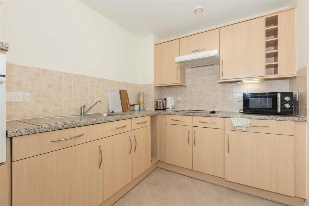 Apartment in Worthing, Broadwater - View 2