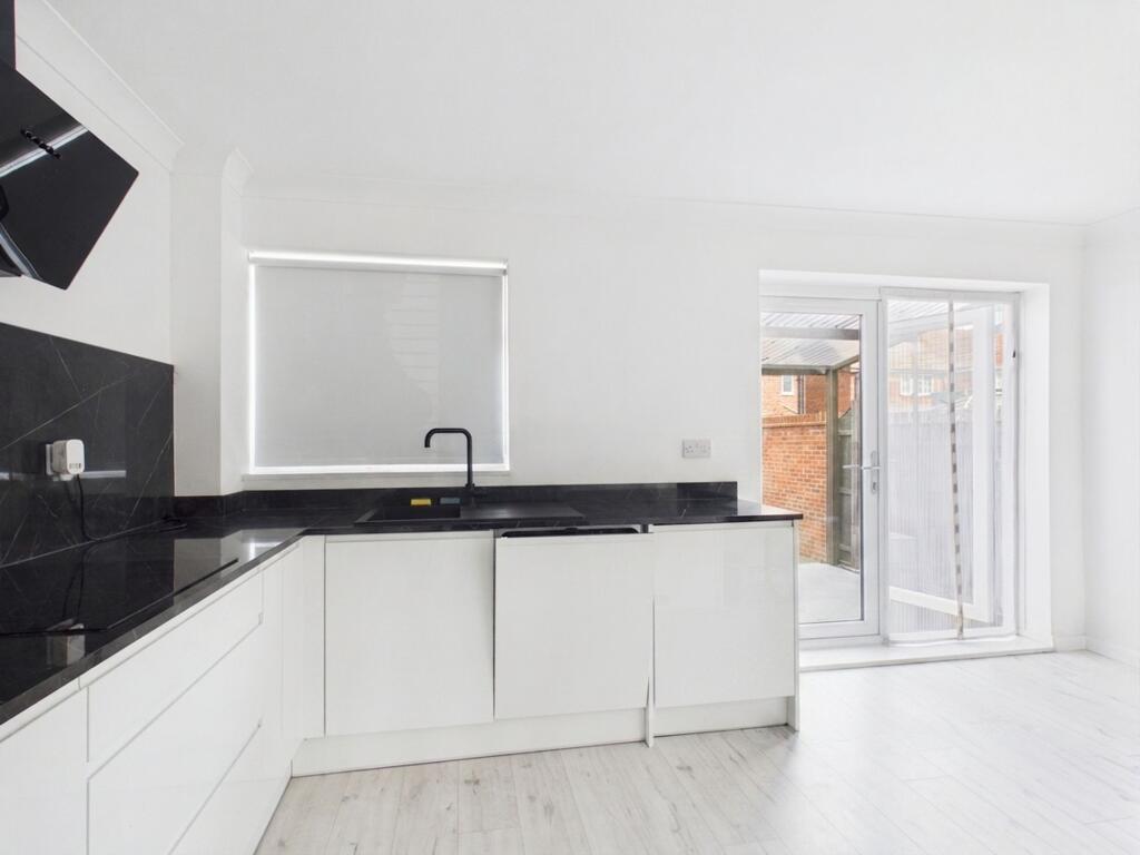 House in Southend-on-Sea - More