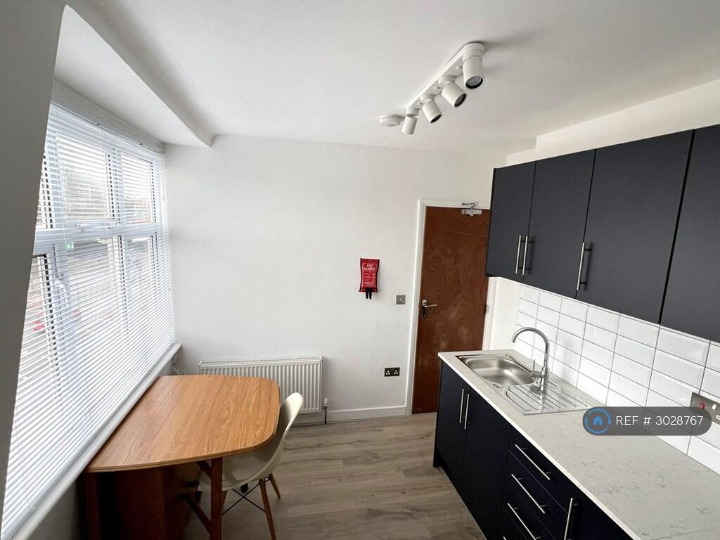Apartment in Croydon - View 3